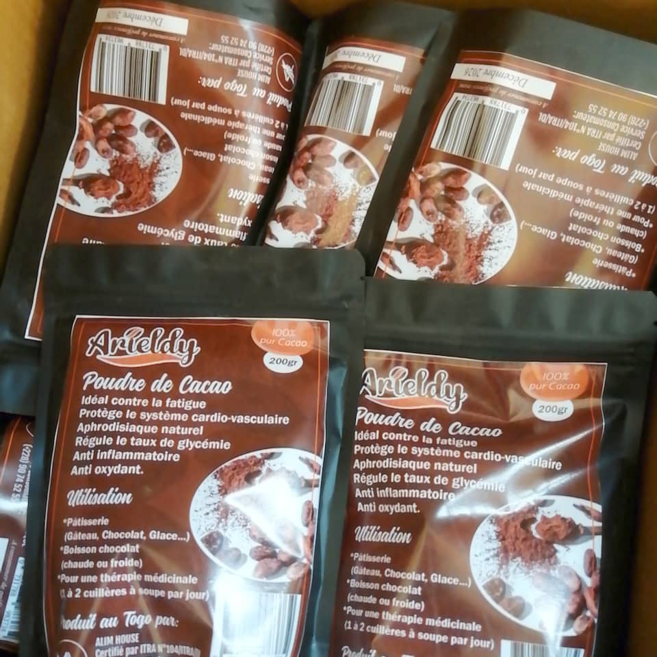 Sachets de poudre de cacao Arieldy 200g disposés en rangées